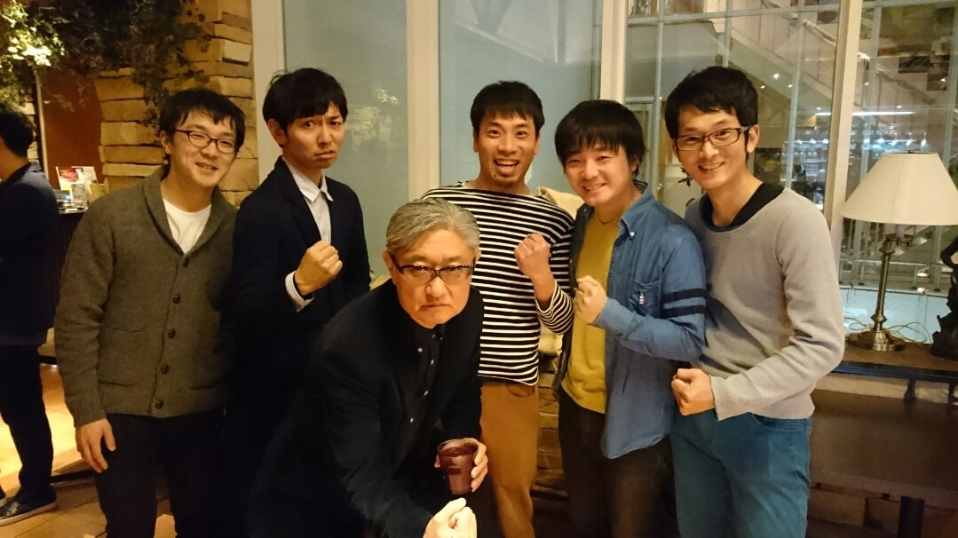 堤幸彦（左から3番目）と夜ふかしの会。