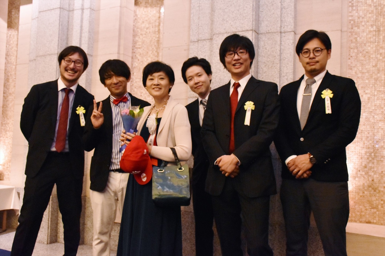 アルコ＆ピースと、「アルコ＆ピースのオールナイトニッポン」スタッフ陣、佐藤多佳子（左から3人目）。