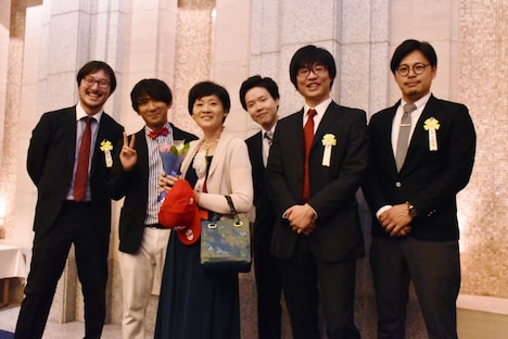 アルコ＆ピースと、「アルコ＆ピースのオールナイトニッポン」スタッフ陣、佐藤多佳子（左から3人目）。