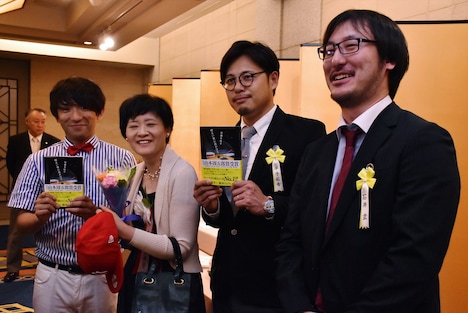 （手前左から）アルコ＆ピース酒井、佐藤多佳子、アルコ＆ピース平子、ラジオディレクターの石井玄氏。