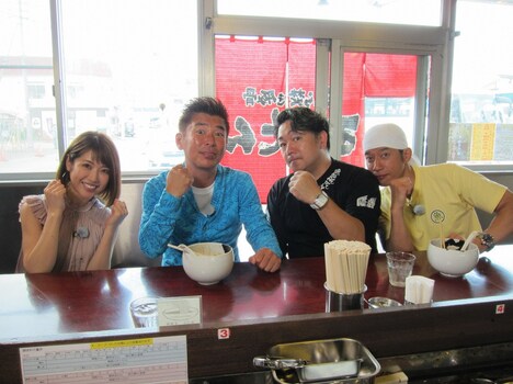 「絶対に行きたくなる！北海道ラーメン30連発 2017」に出演する、勝俣州和（左から2人目）ら。(c)TVh