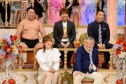 「土曜▽あるある晩餐会」に出演する(後列左から)あかつ、キンボシ西田、はなわ。(c)テレビ朝日