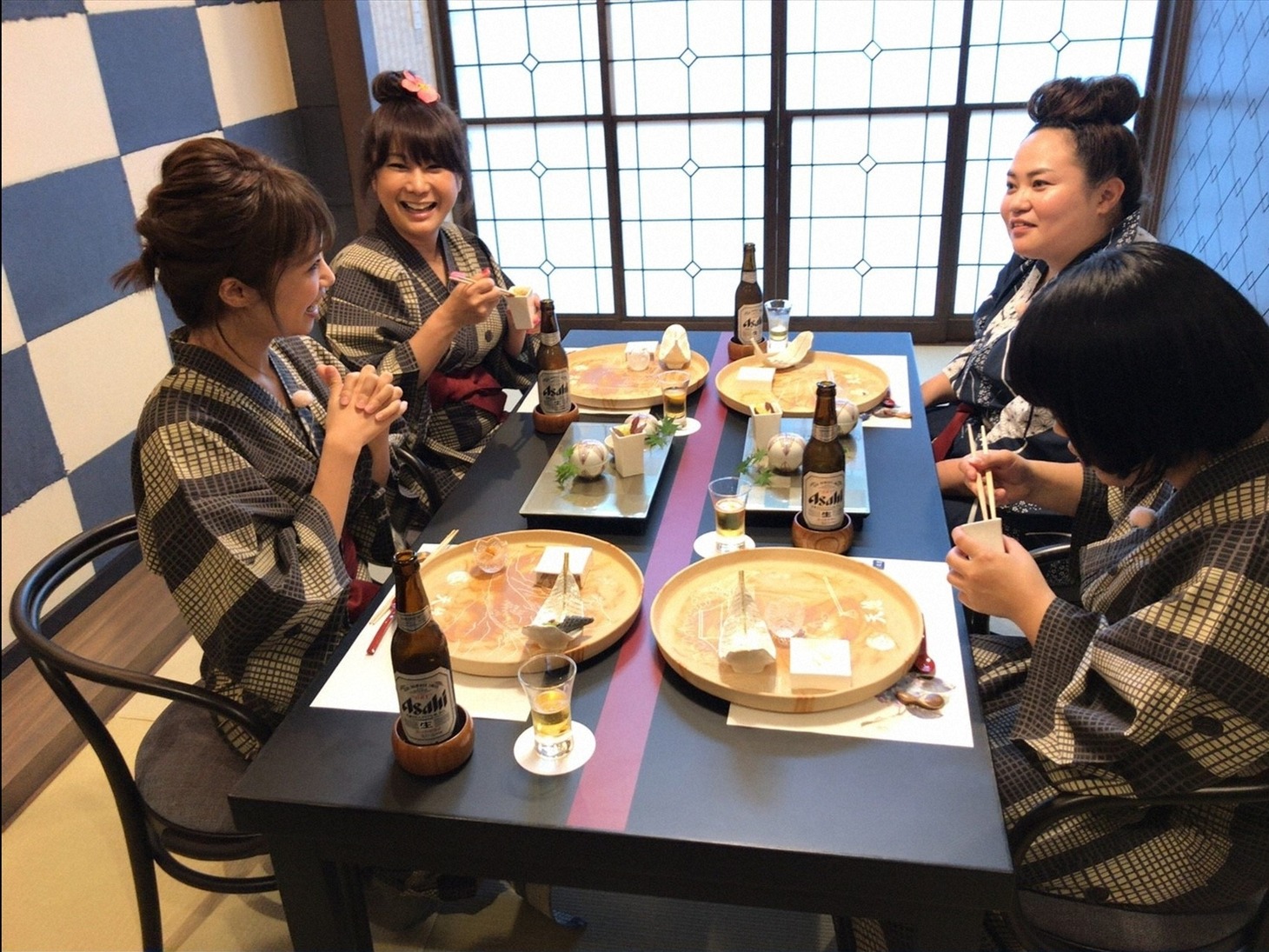 箱根の旅館を訪れる一行。(c)CBC