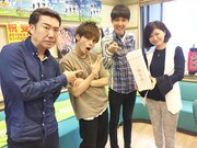 「松井愛のすこ～し愛して▽」の木曜レギュラーを務める祇園（中央2人）。