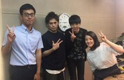 祇園（中央2人）とMBSアナウンサーの森本尚太（左）と藤林温子（右）。