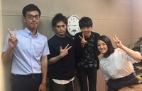 祇園（中央2人）とMBSアナウンサーの森本尚太（左）と藤林温子（右）。