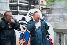 草津ロケに臨む出川哲朗（右）。