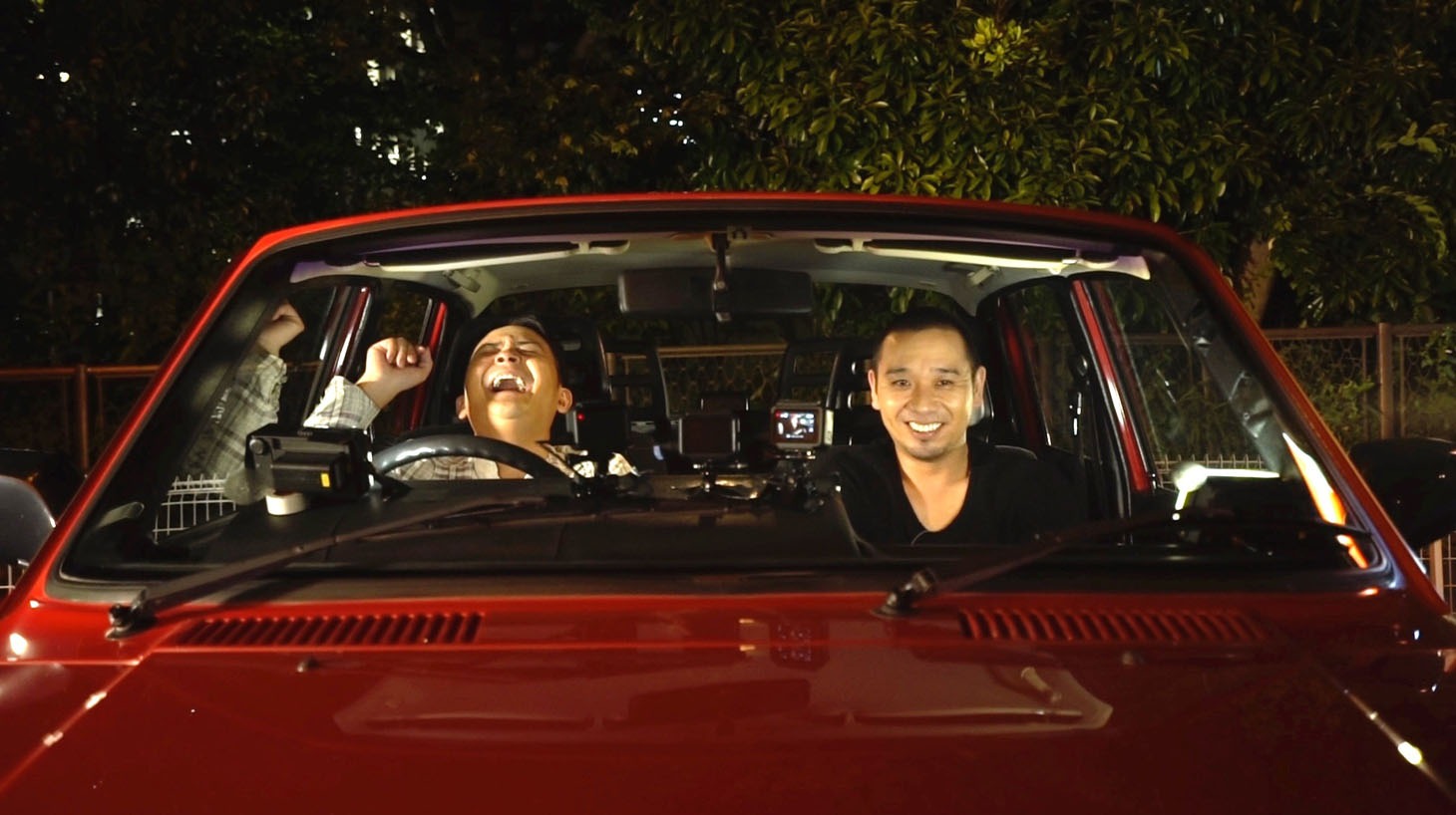 「1億人のスマホ写真『千鳥に見せて』」MCの千鳥。