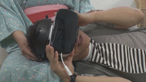 VRゲームを体験する、くりぃむしちゅー上田。(c)中京テレビ