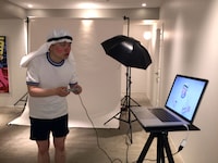 どこみそ用の写真を選ぶ脳みそ夫。