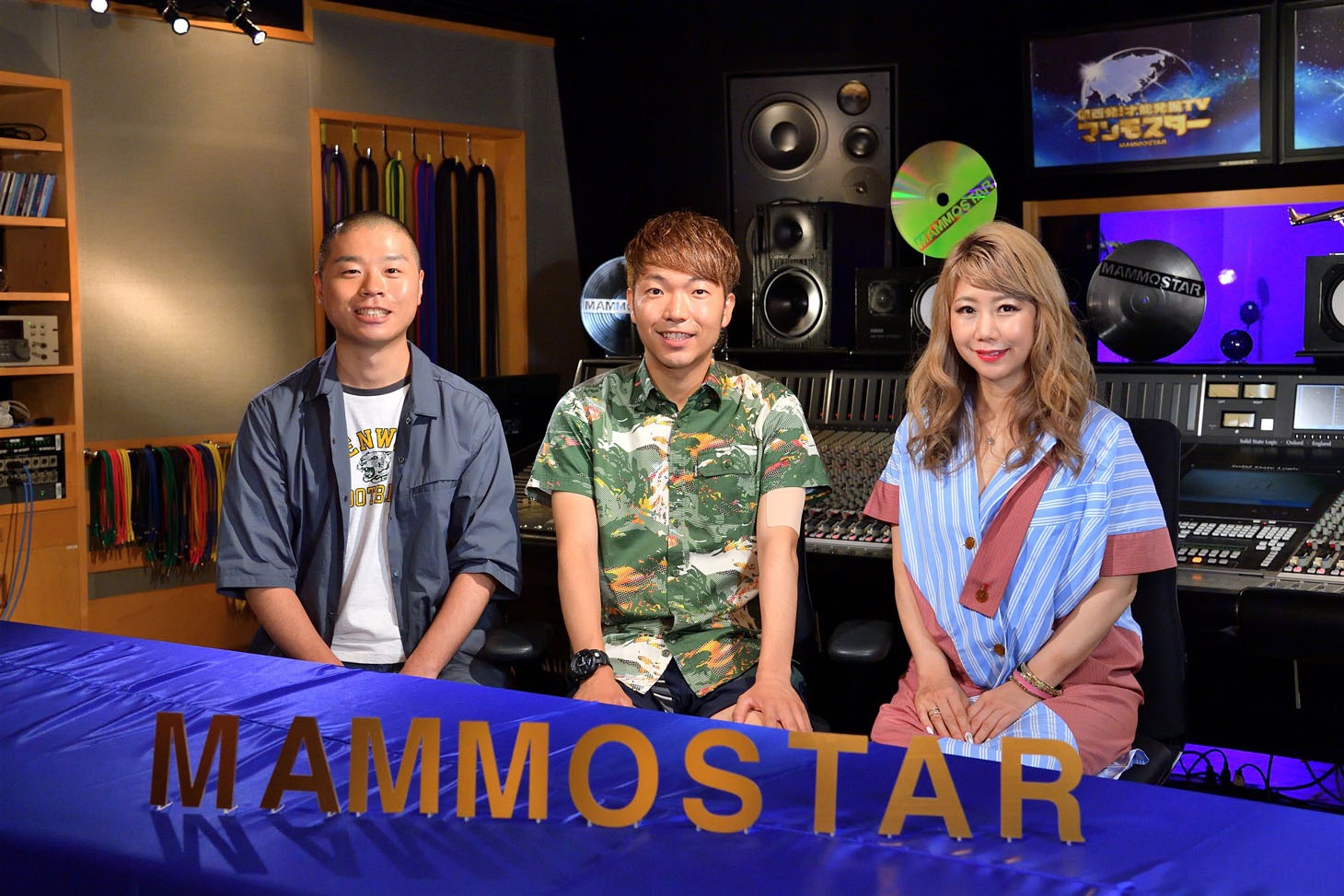 左からアキナ、RYONRYON。
