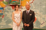 「陸海空 こんな時間に地球征服するなんて」MCのバイきんぐ小峠、大石絵理（左）。(c)テレビ朝日