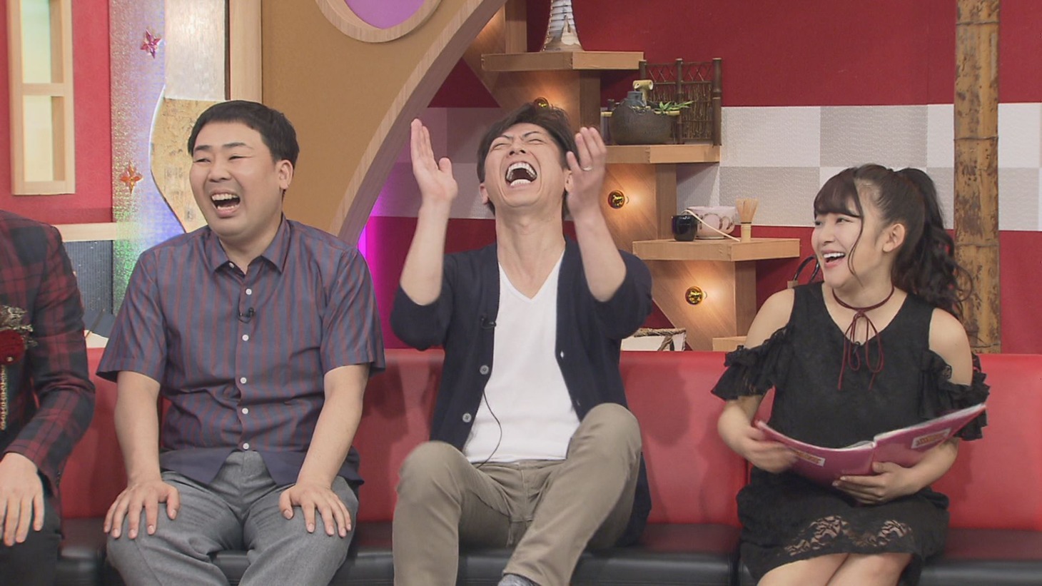 （左から）フットボールアワー、天木じゅん。(c)CBC