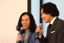 ピース又吉と柄本佑（左から）。