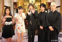 「怪談のシーハナ聞かせてよ。」MCの狩野英孝（中央）。