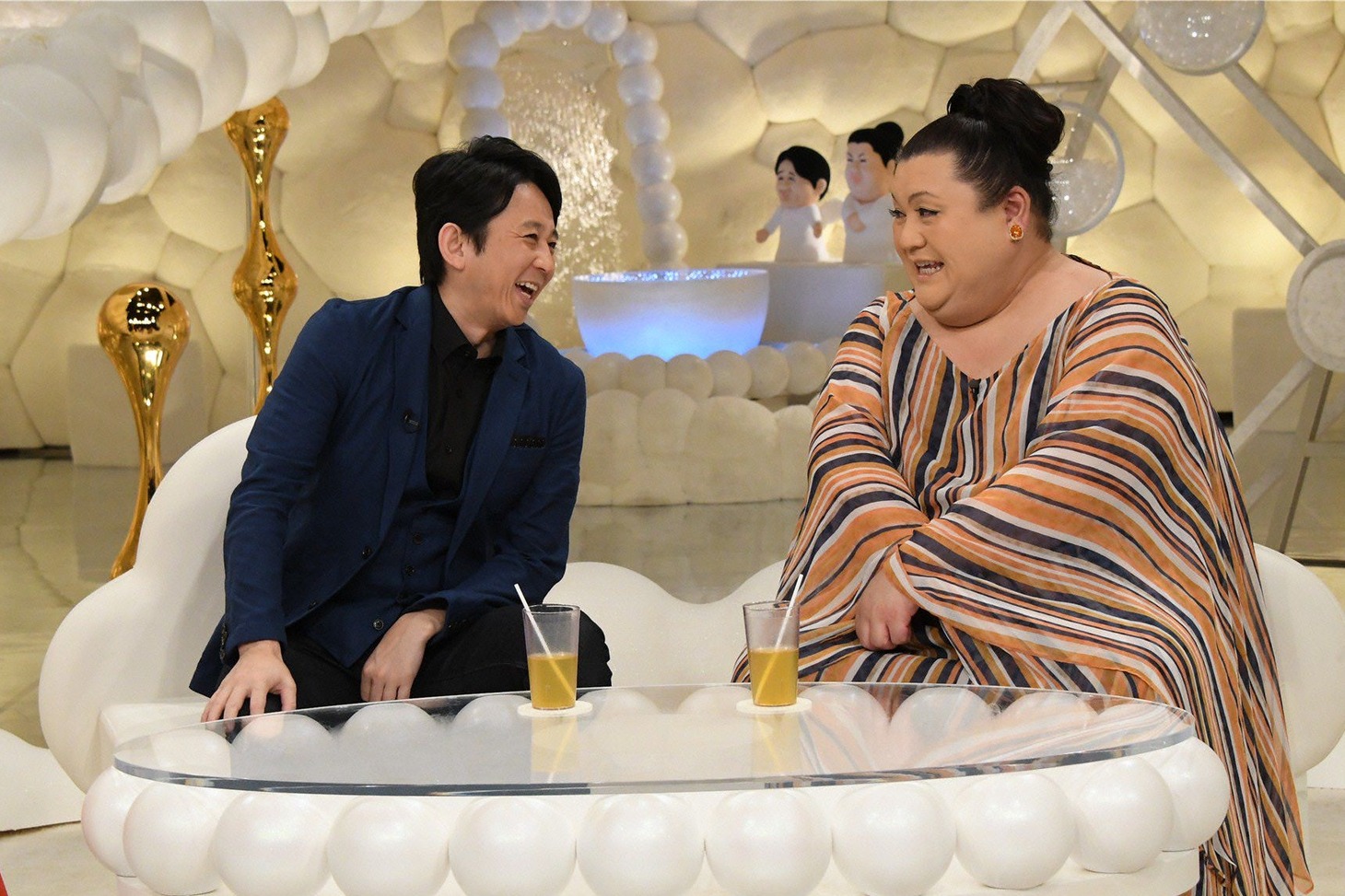 （左から）有吉弘行、マツコ・デラックス。(c)テレビ朝日