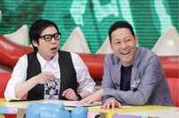 司会の今田耕司、東野幸治（左から）。