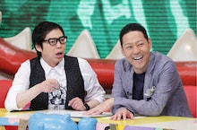 司会の今田耕司、東野幸治（左から）。