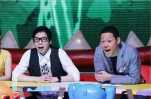 司会の今田耕司、東野幸治（左から）。