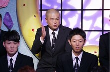 あばれる君（中央）