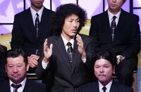 トータルテンボス藤田（中央）