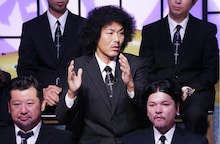 トータルテンボス藤田（中央）