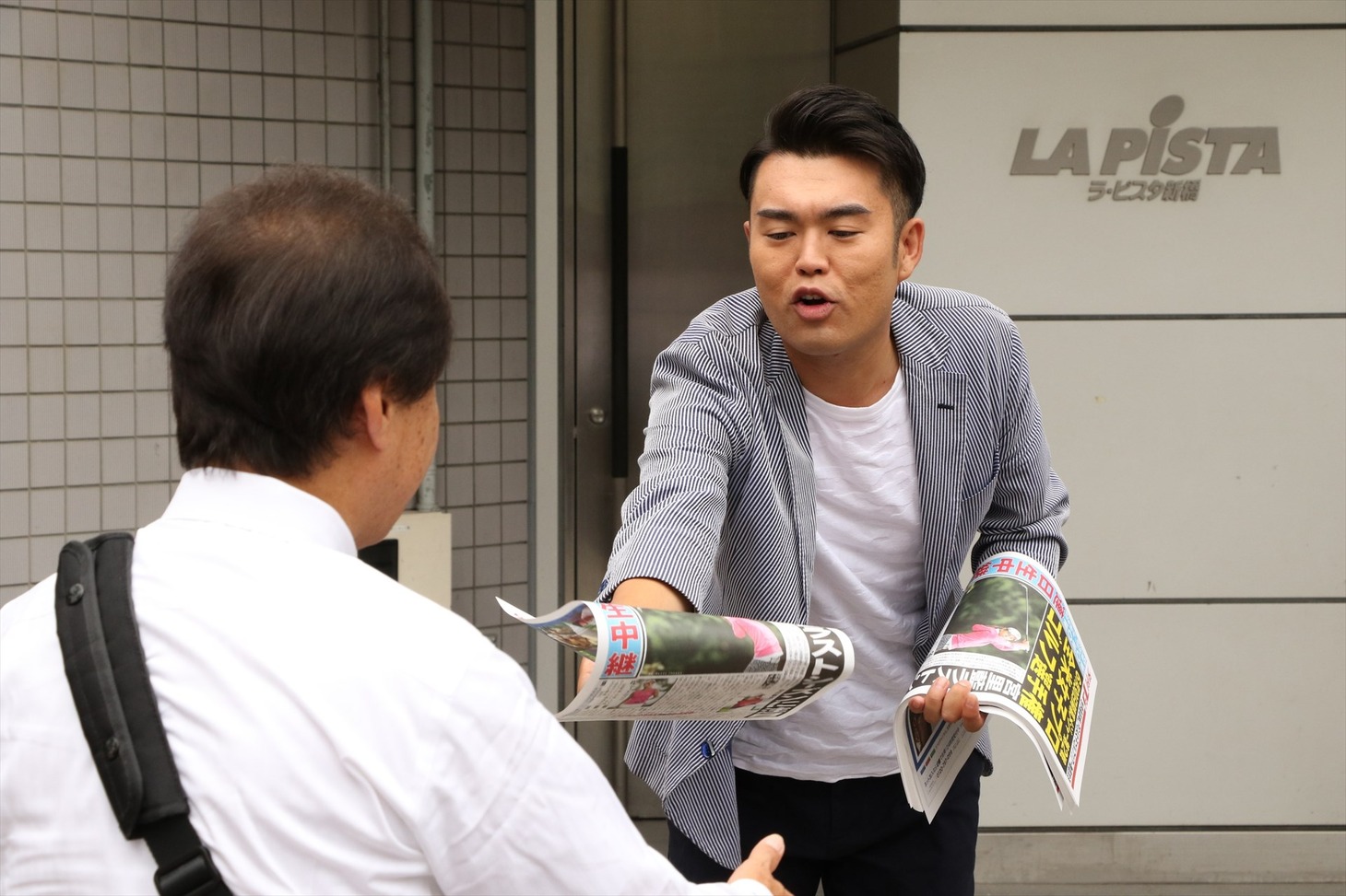 番組をPRするフォーリンラブ・ハジメ。