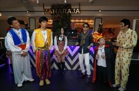 「～発掘！新世代キャラ芸人～ 藤崎マーケットの出てこい！キャラバンバン」のワンシーン。(c)読売テレビ