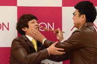 抵抗する銀シャリ鰻（左）。