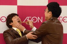 なまずの蒲焼きを食べさせる銀シャリ橋本（右）とうなぎの蒲焼きだと思い込んでいる鰻（左）。