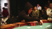 「世界のカジノで戦うポーカープレイヤー」より。
