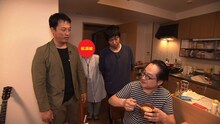 松浦真也（右端）の自宅を訪ねる藤崎マーケット。(c)MBS