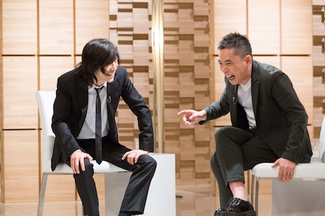 宮本浩次（左）と対談する爆笑問題・太田（右）。(c)NHK