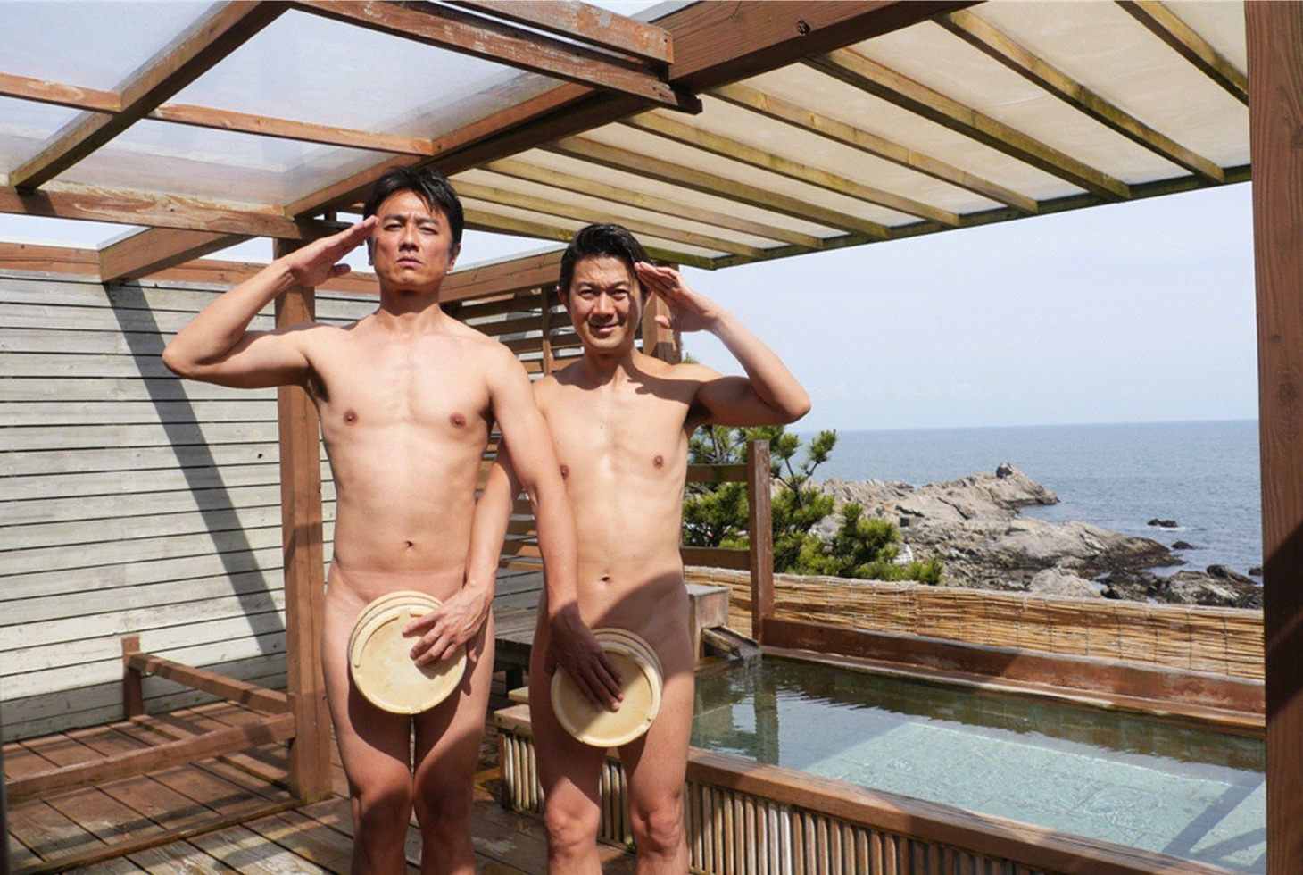 「極上空間 ～小さなクルマ、大きな未来。～」で温泉の露天風呂へ赴き、裸芸コラボを見せる（左から）原田龍二、アキラ100％。(c)BS朝日