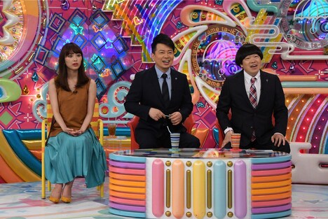 雨上がり決死隊と内田理央（左）。(c)テレビ朝日