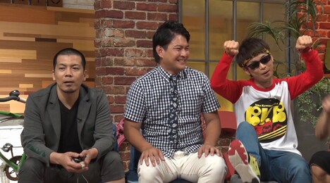 和牛・川西の走りを見守る同期の天竺鼠、バイク川崎バイク（左から）。(c)読売テレビ