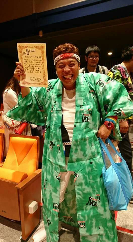 緑の浴衣を着用した松下笑一。