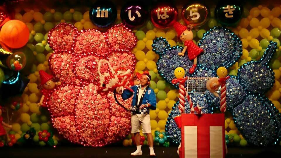 祭りをテーマにしたパフォーマンスを行う松下笑一。