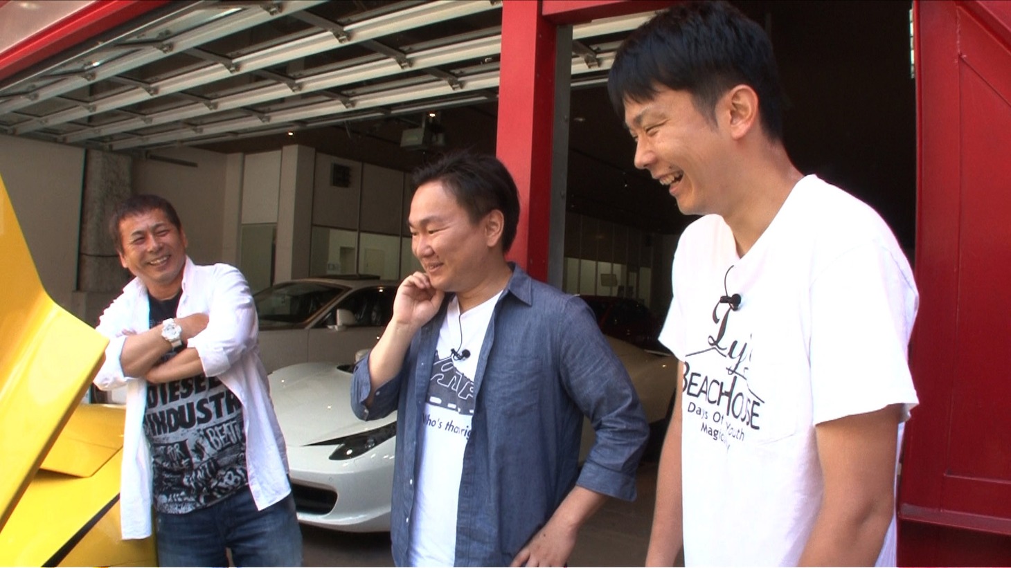 「雨上がりのナニモン!?」で高級車に乗っている男性をリポートする、かまいたち（右）。(c)関西テレビ