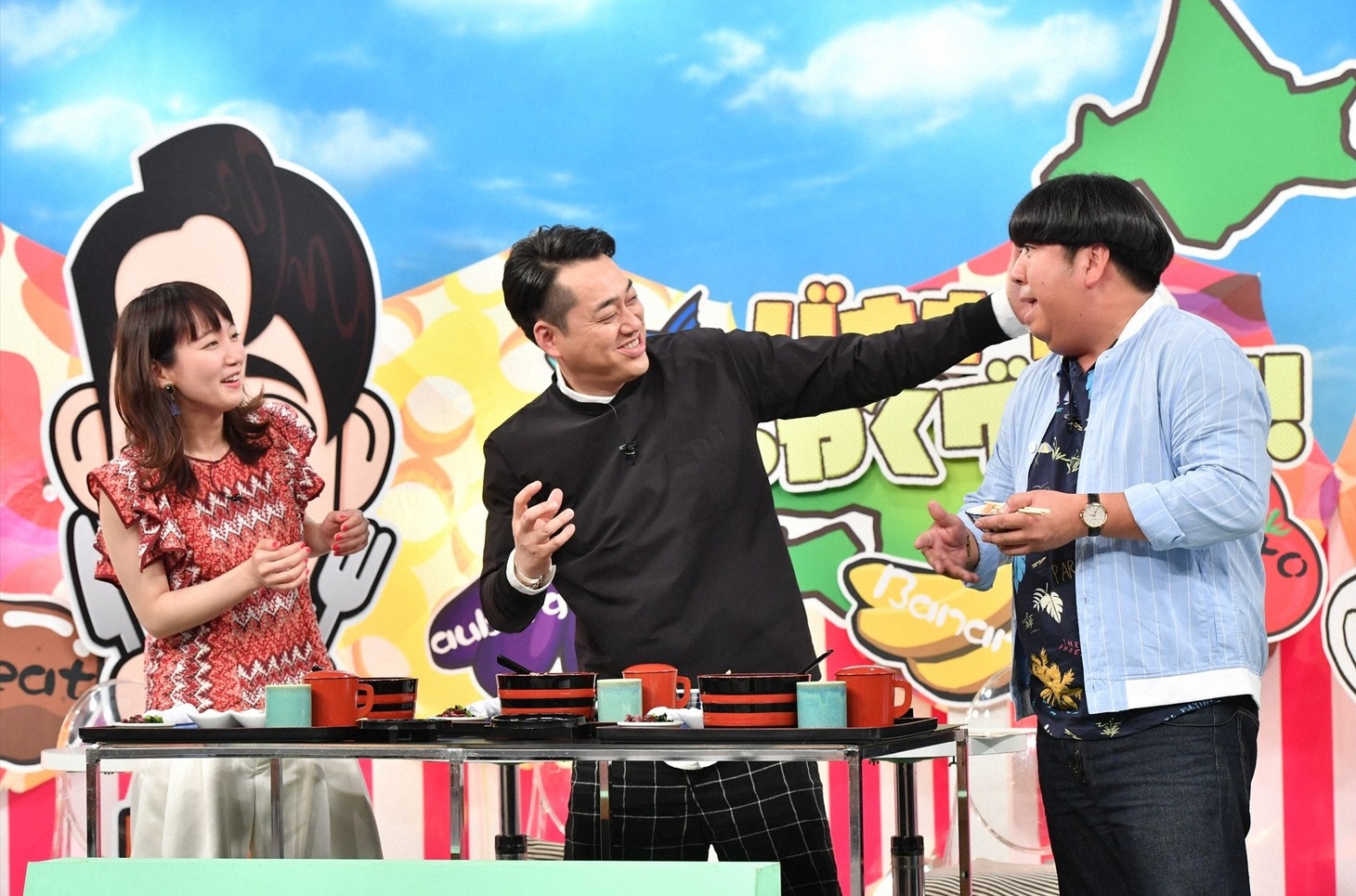 バナナマンと吉岡里帆（左）。(c)TBS