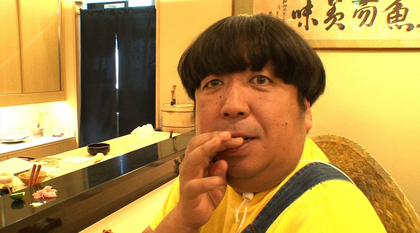 「バナナマンのせっかくグルメ」で明石だこを食べるバナナマン日村。(c)TBS