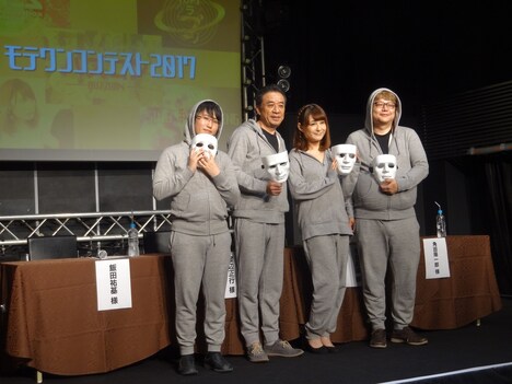 「モテワンコンテスト2017」記者会見の様子。左から飯田祐基氏、渡辺正行、椿姫彩菜、角田陽一郎氏。