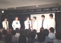 冠番組決定のサプライズ発表を受け驚く九州DOGs。