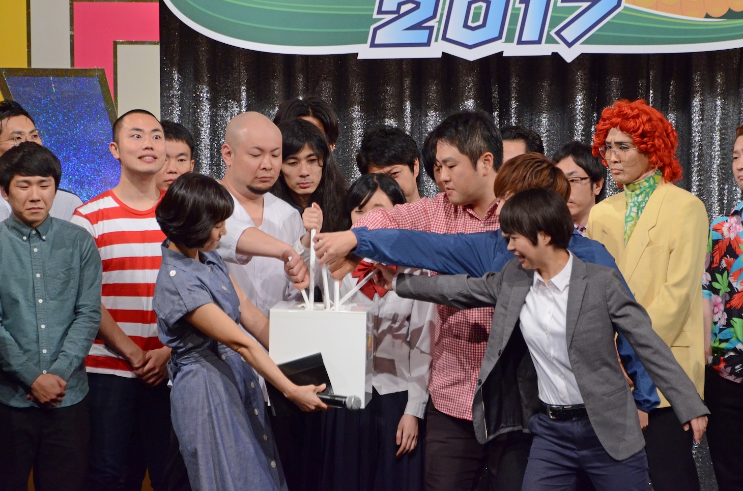 決勝戦のネタ順抽選の様子。