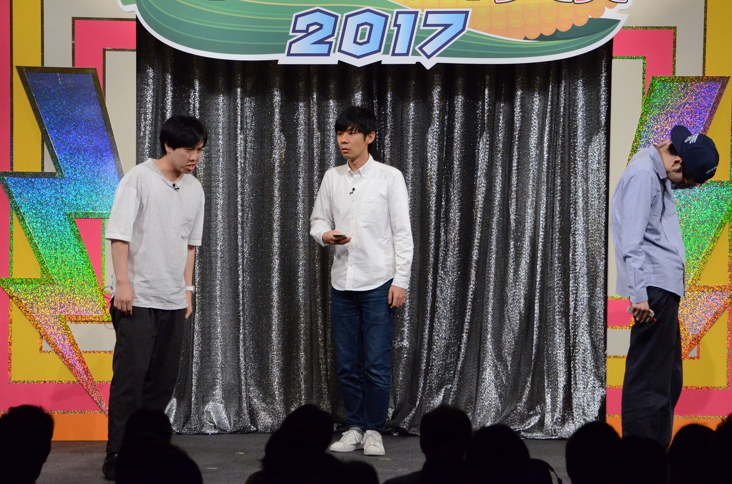 前回優勝者としてネタを披露したトンツカタン。