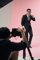 ビジュアル撮影に臨むシソンヌ長谷川。