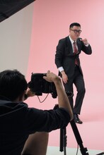 ビジュアル撮影に臨むシソンヌ長谷川。