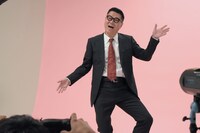 お調子者っぽいポーズを取るシソンヌ長谷川。