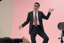 お調子者っぽいポーズを取るシソンヌ長谷川。