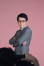 ビジュアル撮影に臨むシソンヌじろう。